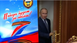 Сборник Z-поэзии бойцов ВДВ в нижном шкафу Путина то исчезает на кадрах официальной хроники, то появляется снова на прежнем месте.